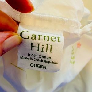Garnet Hill Double/Queen Cotton Tiny Flowers Duvet w/ 2 shams. Button Closure.